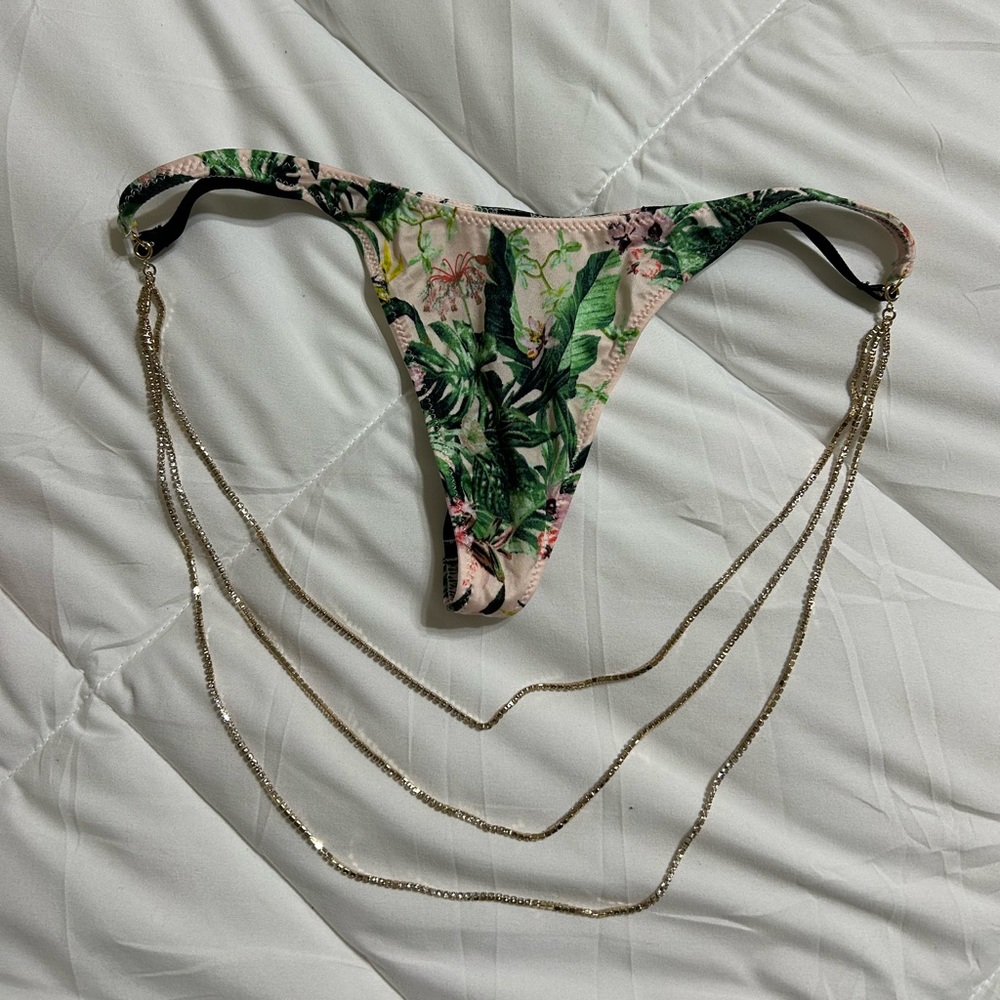 NWT Victoria's Secret very sexy v string thong triple xs